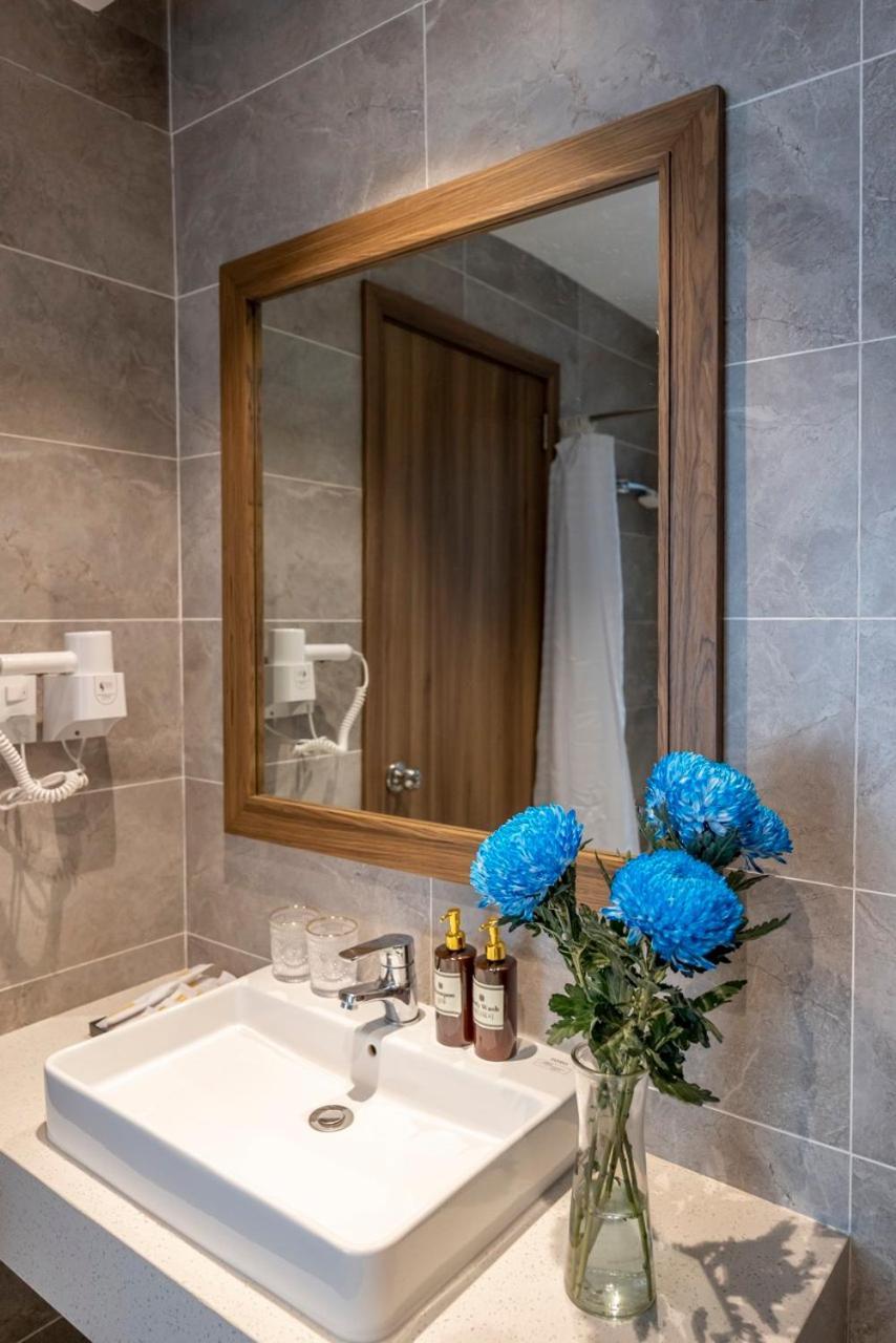 Thao Trang Laluxe Hotel Phu My Hung Хошимин Екстериор снимка